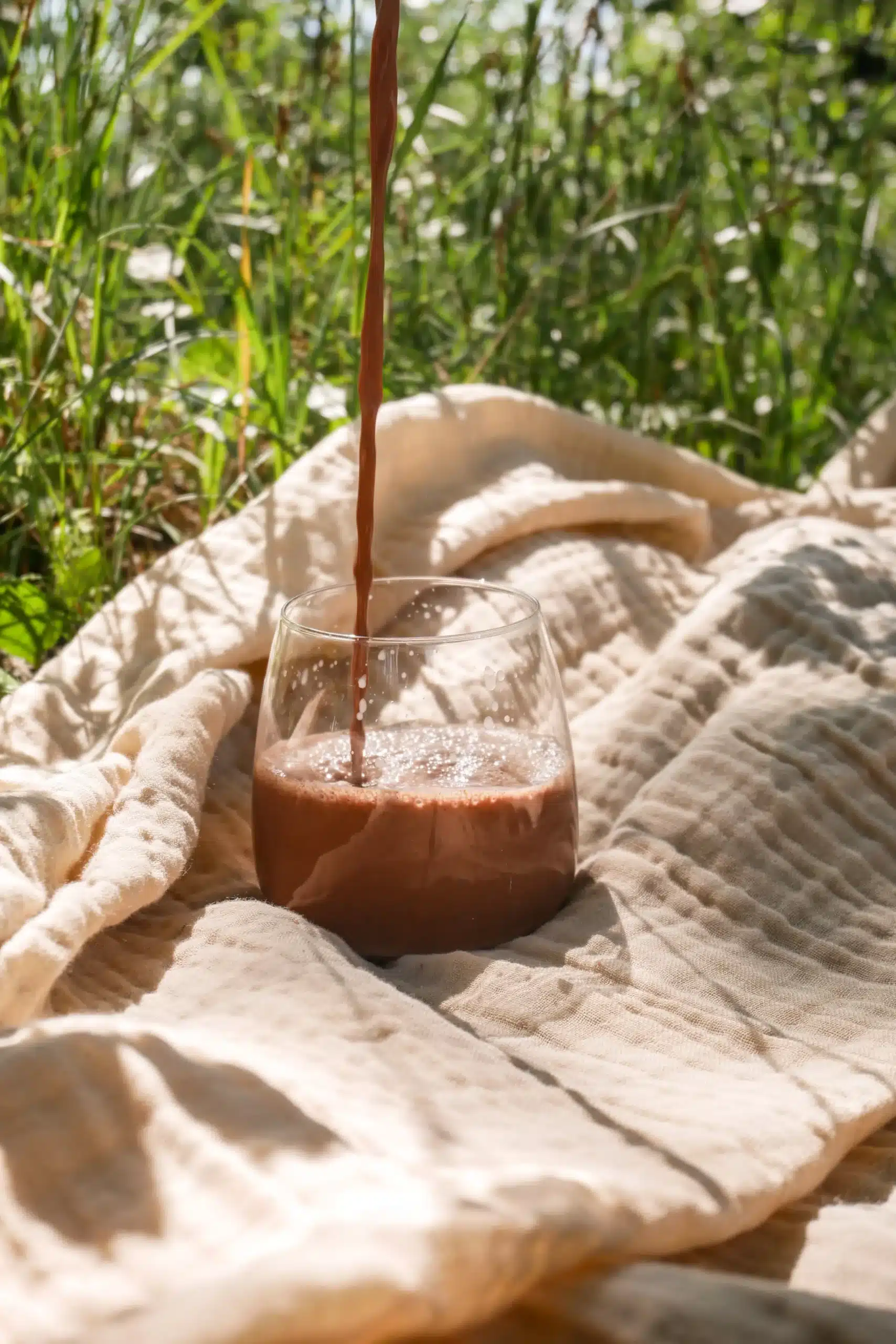 Kakao im Garten eingießen