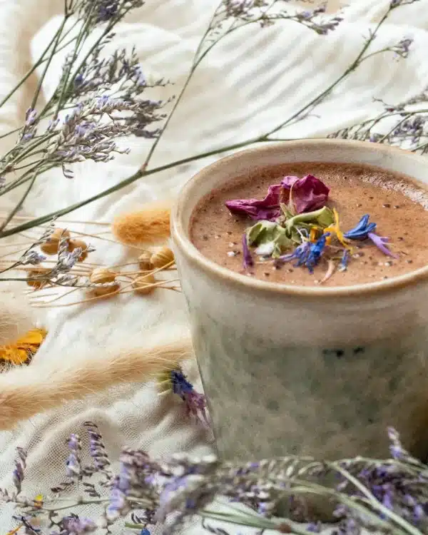 Zeremoniller Kakao mit Blüten