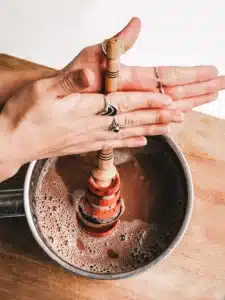 Molinillo im Kakaotopf - Rohkakao zubereiten: 6 Tipps für die Zubereitung von Rohkakao