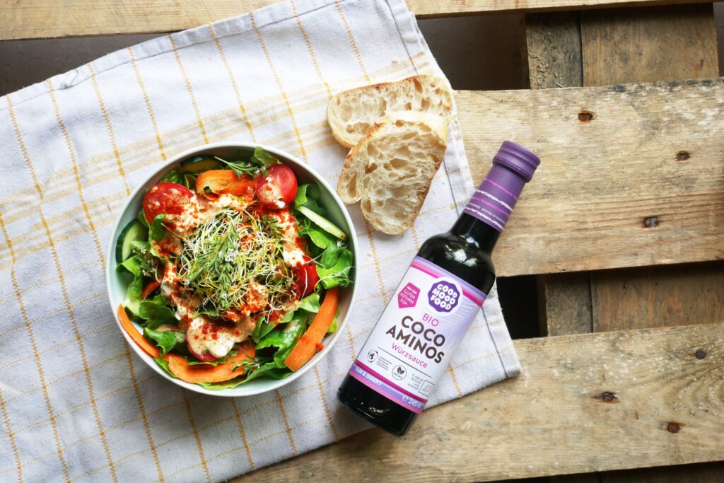 Veganer Salat mit Joghurt Dressing