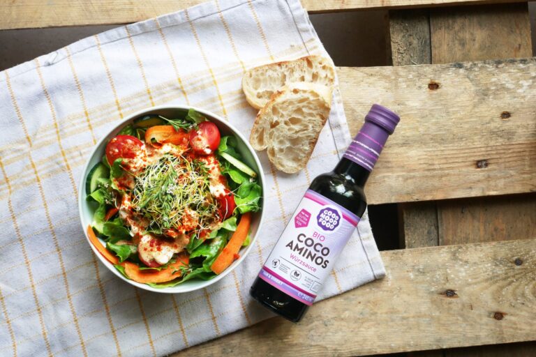 Veganer Salat mit Joghurt Dressing