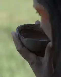 Frau trinkt Cacao - Brasilien