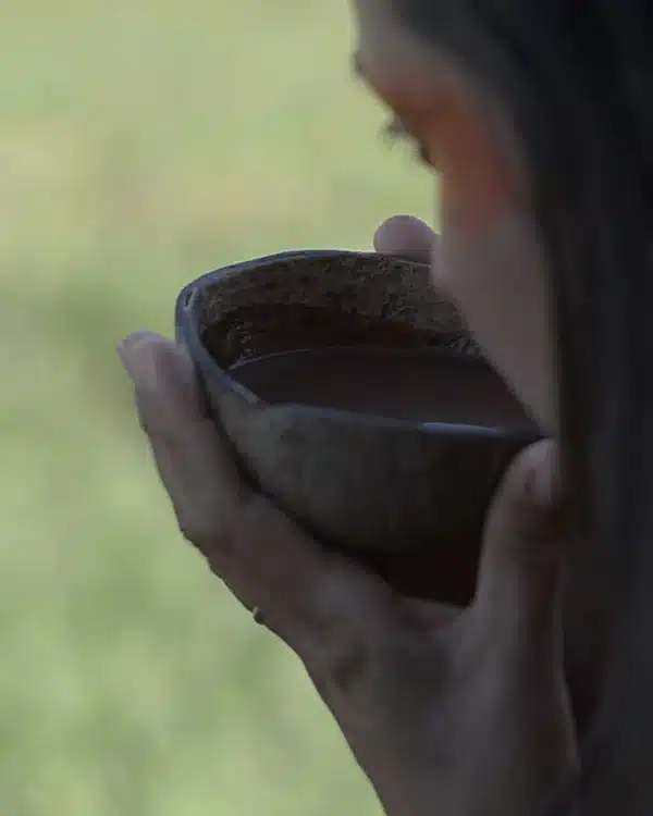 Frau trinkt Cacao - Brasilien