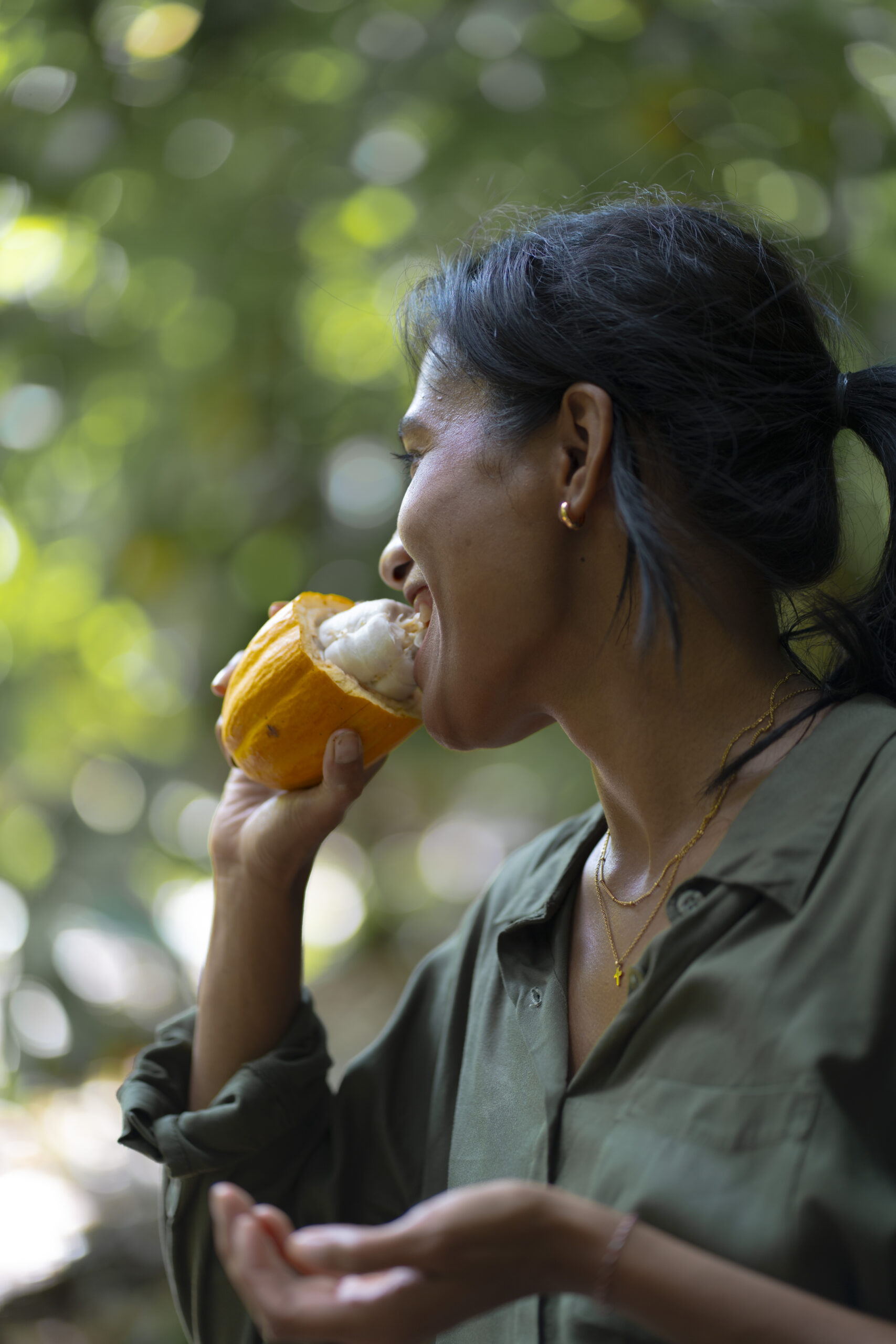 Produzent Bali Flores mit Kakao Bohne