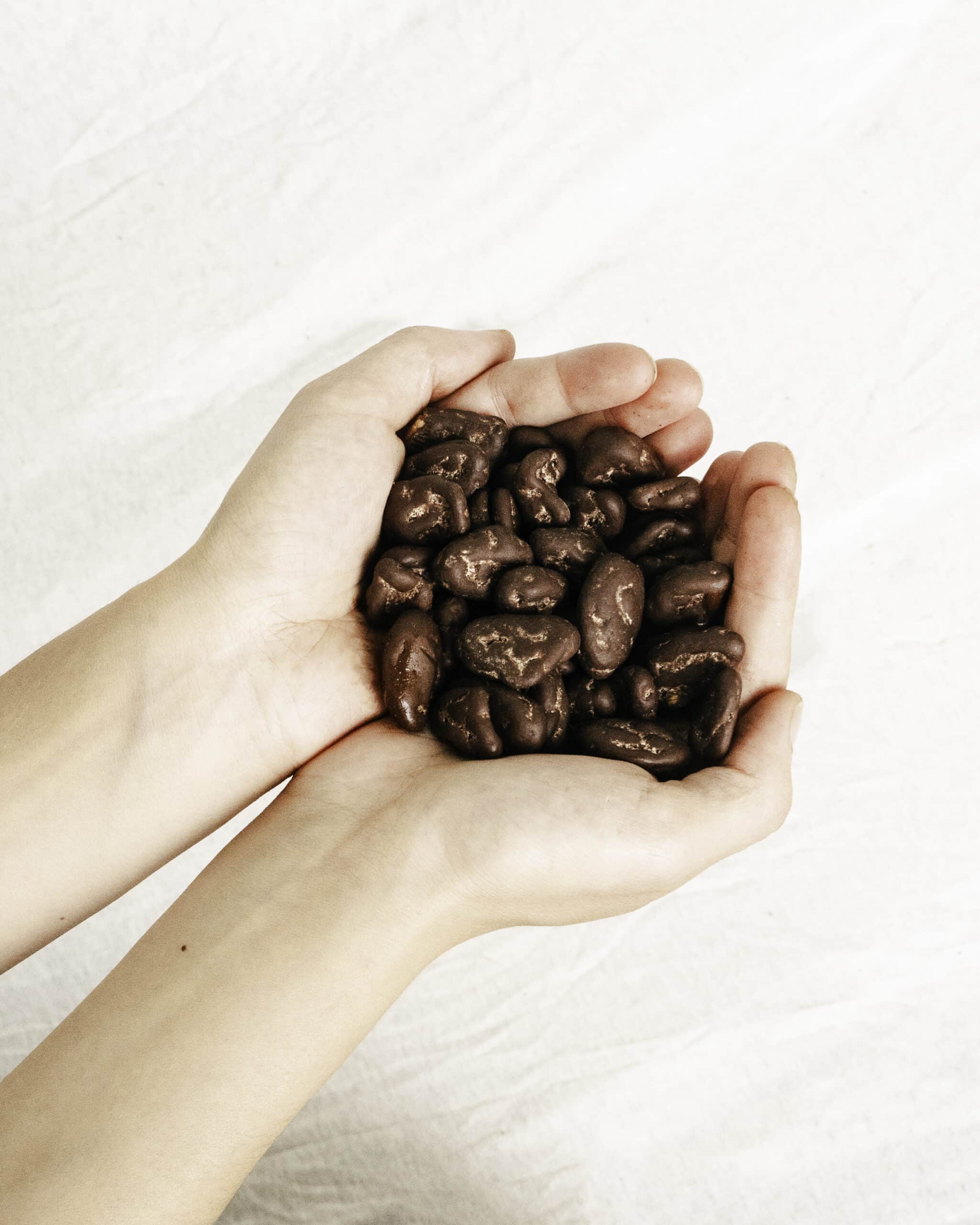 Queen Beans in der Hand