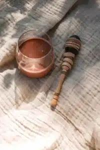 Molinillo klein mit Kakao im Glas