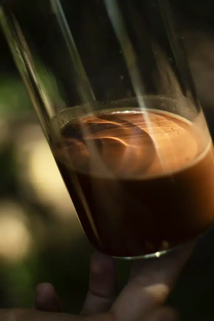 Trinkschokolade im Sonnenlicht